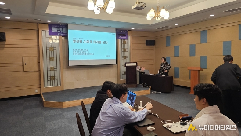 강의 중인 한국AI작가협회 김예은 이사장 (한국AI작가협회 제공)