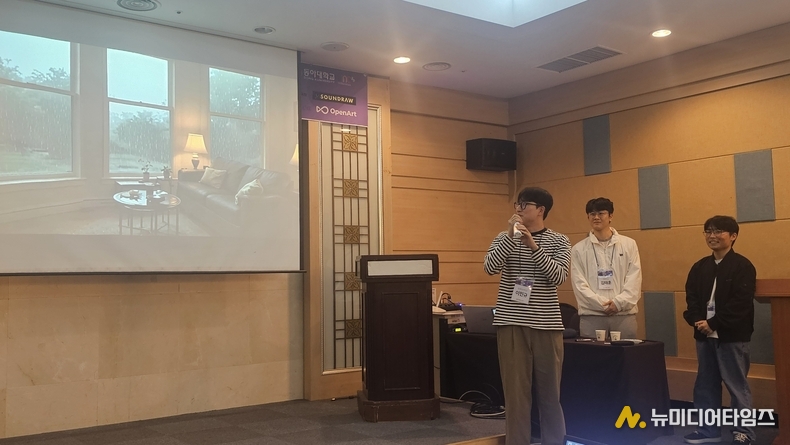 AI로 만든 영상을 발표 중인 동아대 학생들 (한국AI작가협회 제공)