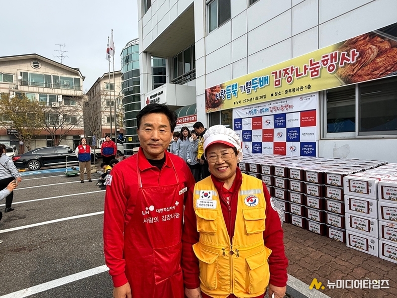 대한적십자사봉사회 성남지구협의회 김명옥 회징과 최창권 수석부회장.