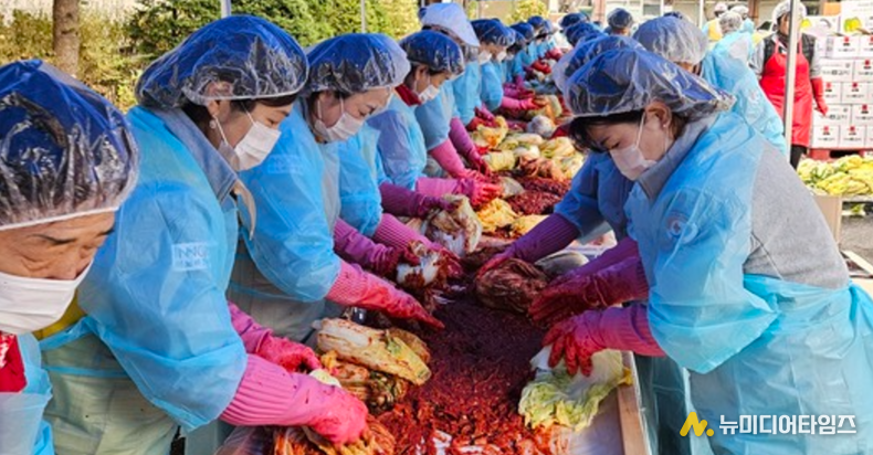 추운 날씨에도 아침 일찍부터 김장봉사에 참여하는 봉사원들