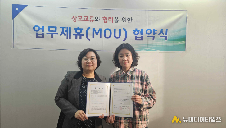 MOU 체결 두 대표 (사진=한국AI작가협회)