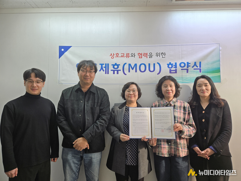 MOU에 함께한 두 기관의 관계자 (사진=한국AI작가협회)