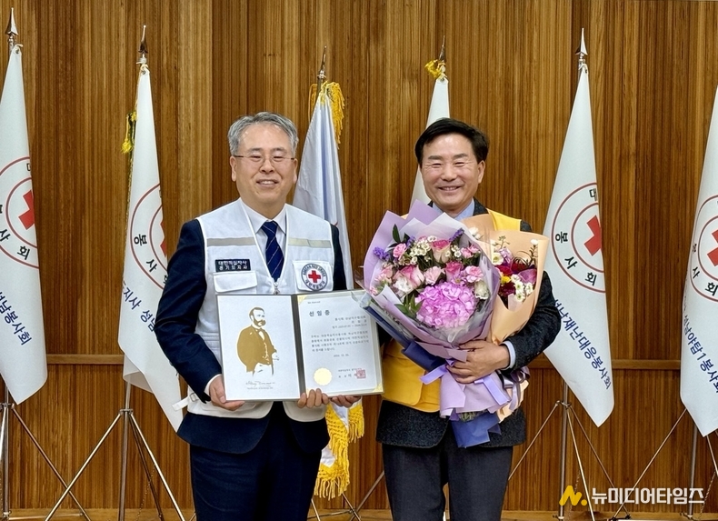 오른쪽 제14대 최창권 신임 회장 취임