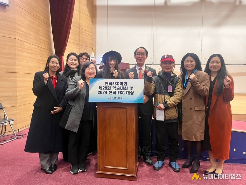 2~3대 고문현 ESG학회장과 회원, 그리고 한국AI작가협회 김예은 이사장과 이사들 (사진 = 한국AI작가협회 제공)