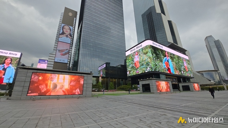 (사진제공=케이리즈갤러리) Feliz Park X DevRota_삼성동 대형 전광판에 송출중인 미디어작품