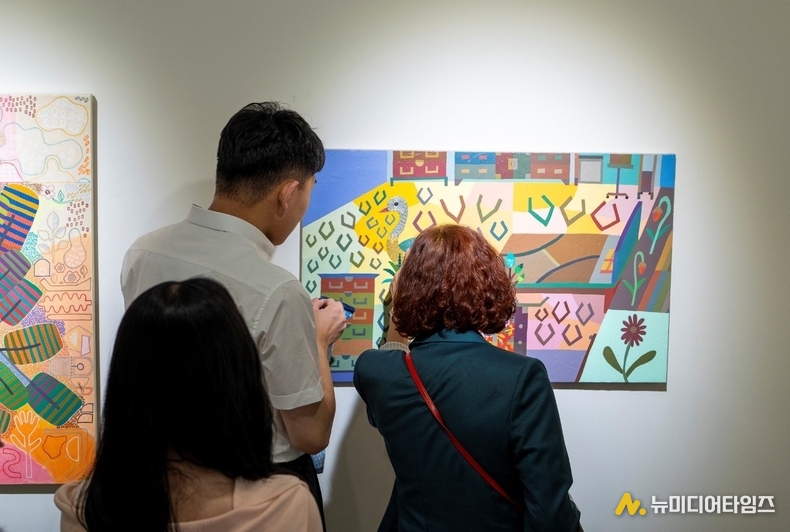(사진제공=케이리즈갤러리) 전시 작품을 설명중인 펠리즈 박