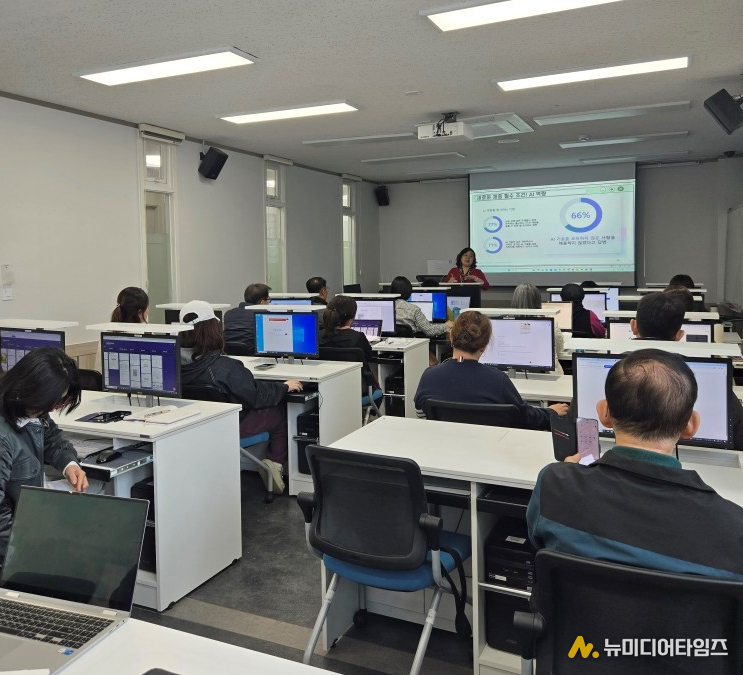  (사진제공=한국AI작가협회) AI활용능력 강의를 하고 있는 김예은 이사장 