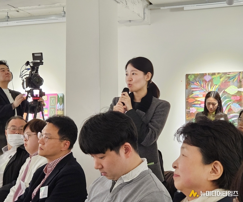  (사진제공=케이리즈갤러리) 아트 토크 참석 소감을 밝히는 이지현 대표(널 위한 문화예술)