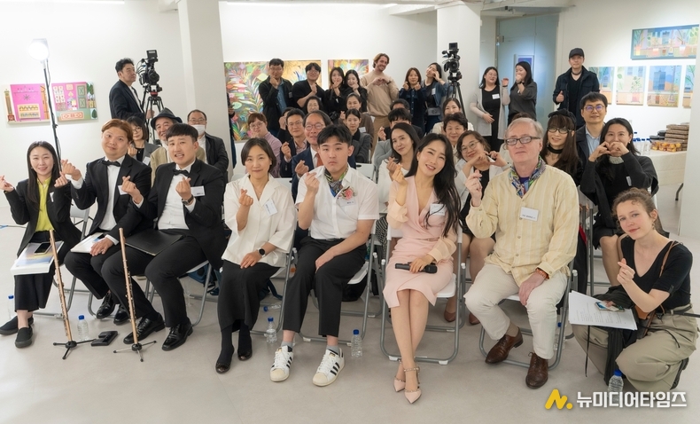  (사진제공=케이리즈갤러리) 아트 토크 'Le Salon de Feliz' 참석자 전체 단체사진 촬영