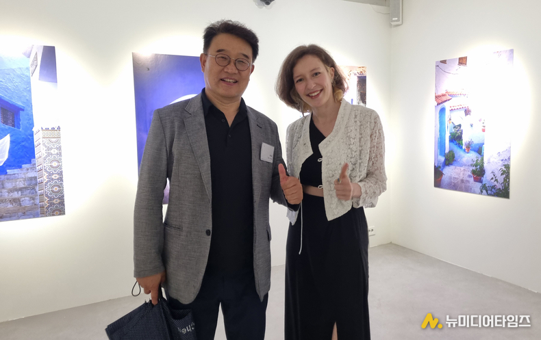(사진 제공=케이리즈갤러리) 송일준 전 광주MBC사장과 잔느듀브레송 작가