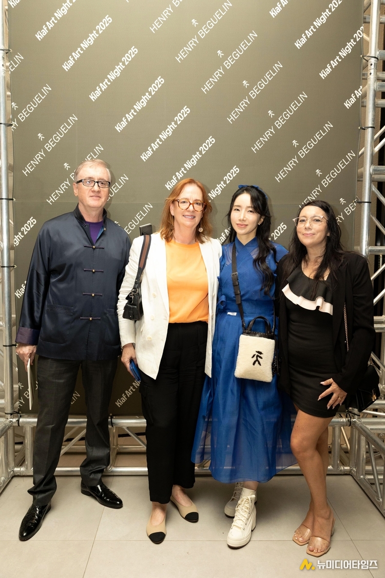 (사진 제공 = 케이리즈 갤러리) 이안로버트슨 (Iain Robertson) 홍익대학교 문화예술경영학과 교수, Art advisor Claire McCaslin-Brown, 김현정 케이리즈갤러리 대표, 스페인 언론인 Ianina Osgueritchian (왼쪽부터)