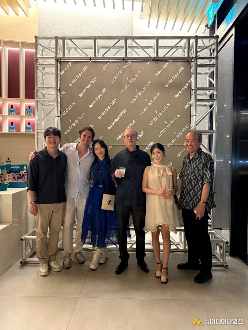 (왼쪽부터)헨리베글린 전성우 실장, 방송인 및 사업가 테오도로 마라니(Teodoro Marani), 케이리즈갤러리 김현정 대표, 이안로버트슨 (Iain Robertson) 홍익대학교 문화예술경영학과 교수, 박다솜 인플루언서, 류안 코리안아트뉴스 발행인