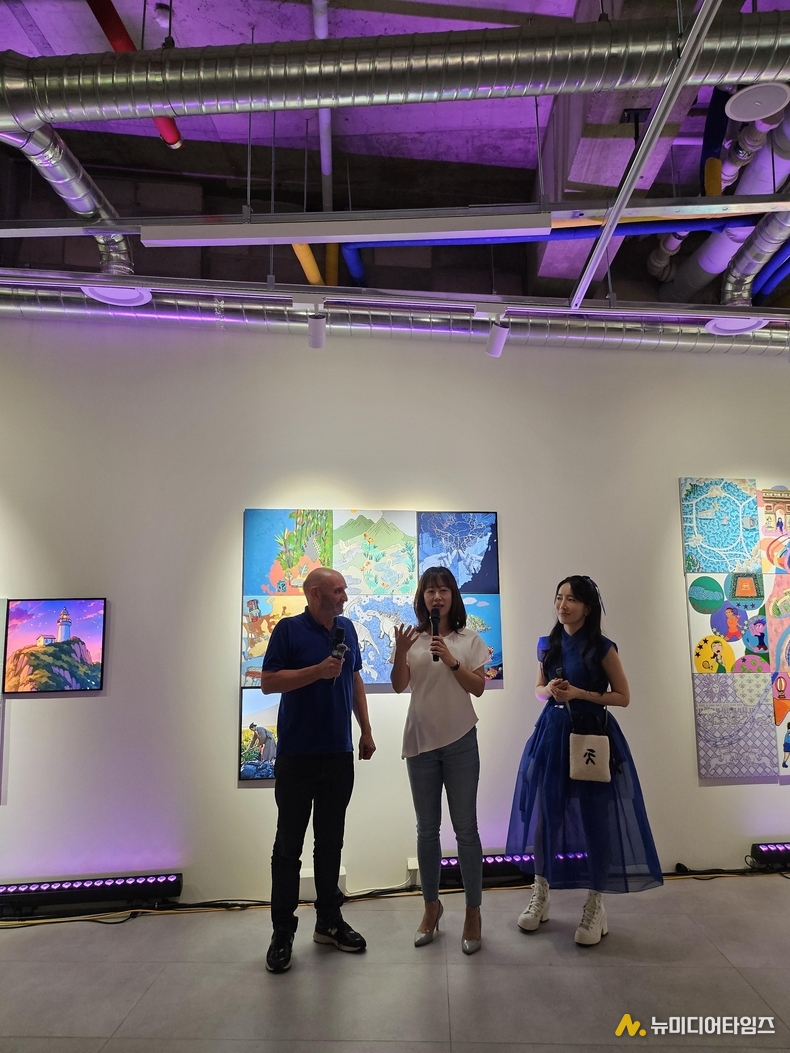 행사를 위한 축사를 하고 있는 프랑스 예술 평론가 앙리 프랑수아 드바이유(Henri-François Debailleux), 통역중인 조아영 작가와 케이리즈갤러리 김현정 대표(왼쪽부터)