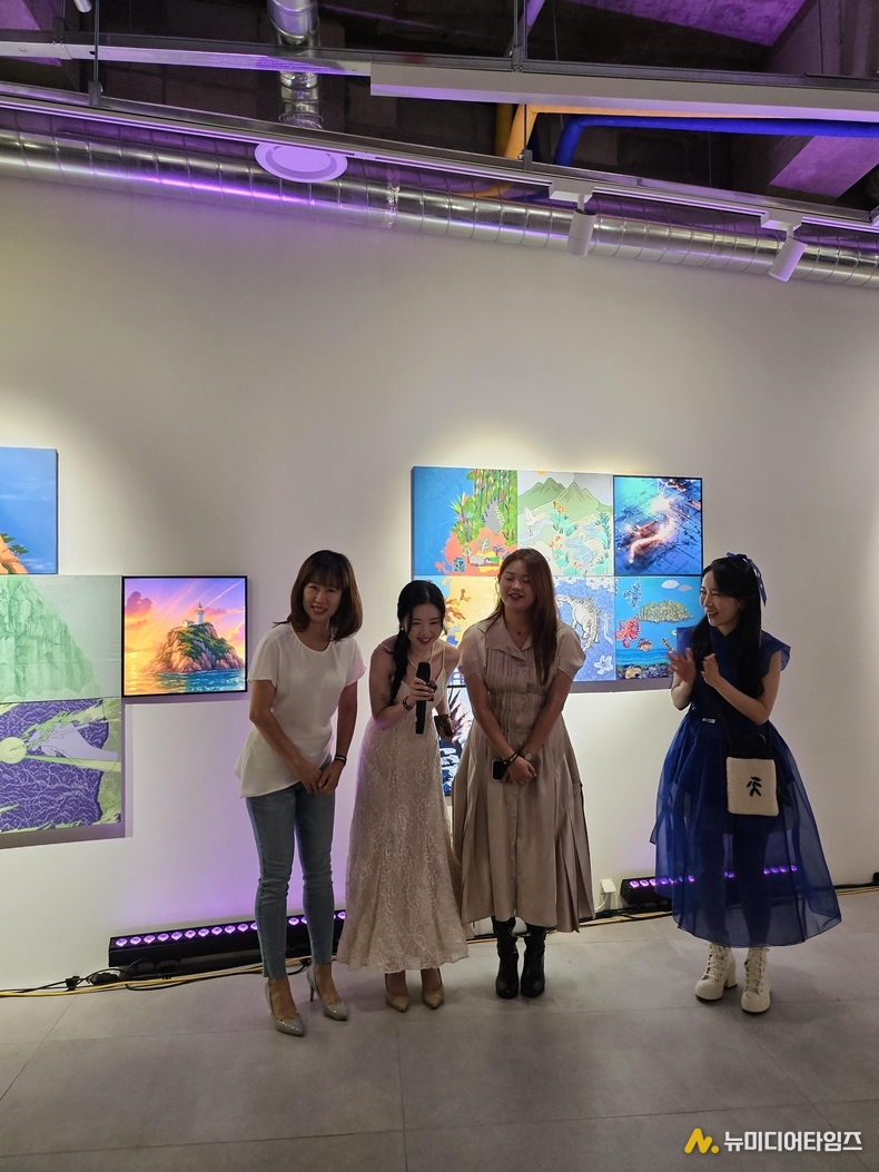 (왼쪽부터) 전시작품을 소개하고 있는 조아영, 지현정, 신윤주 작가와 케이리즈 김현정 대표