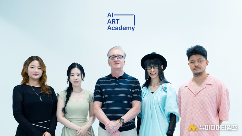 AI ART Academy 강사진. 좌로부터 신윤주, 지현정, 이안로버트슨(Iain Robertson), 클레오 킴, 윤성준 (사진제공: 케이리즈유니버스)