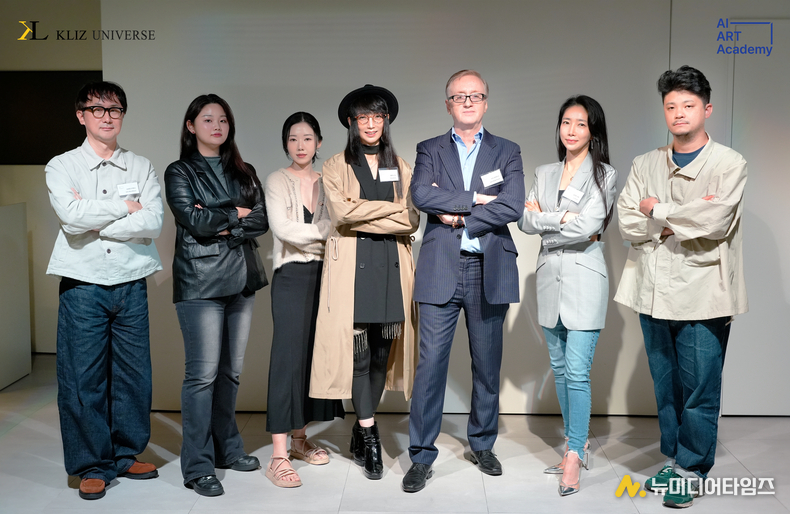 (사진 제공 = 케이리즈유니버스) AI ART Academy 강사진 (좌로부터 심원문(AI크리에이터 협회장), 신윤주 작가, 지현정 작가, 클레오킴(한국AI아트학회장), 이안 로버트슨 교수(Iain Robertson, 홍익대학교 문화예술경영학과), 김현정 대표(케이리즈유니버스), 윤성준 감독
