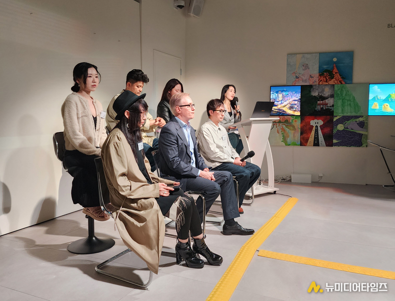 (사진 제공 = 케이리즈유니버스) 패널 대담을 진행중인 AI ART Academy 강사진