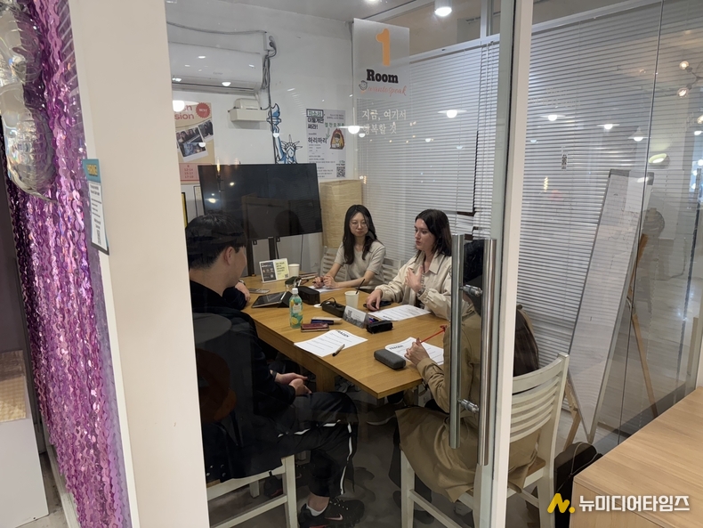 (사진 제공 = 원투스픽) 스터디 중인 외국인 리더와 학생들