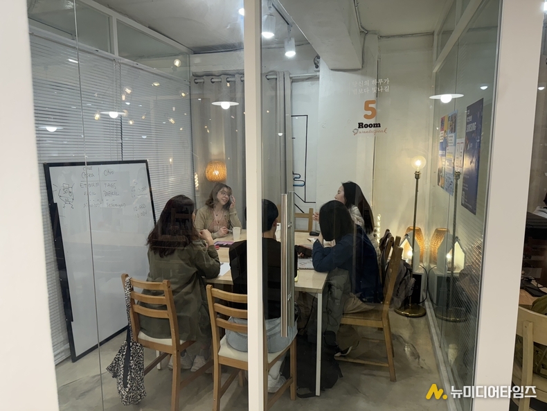 (사진 제공 = 원투스픽) 스터디 중인 외국인 리더와 학생들