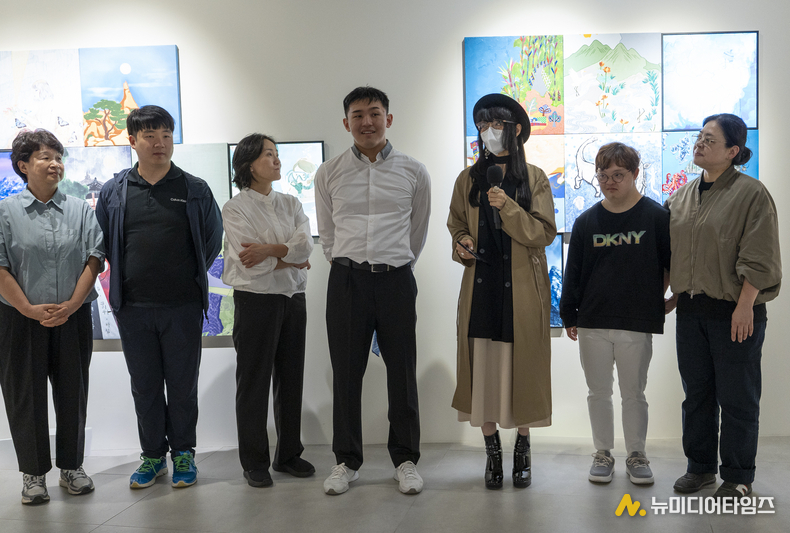 (사진 제공 = 케이리즈갤러리) 전시 축사중인 한국AI아트학회(KSAIA) 클레오 킴 학회장 