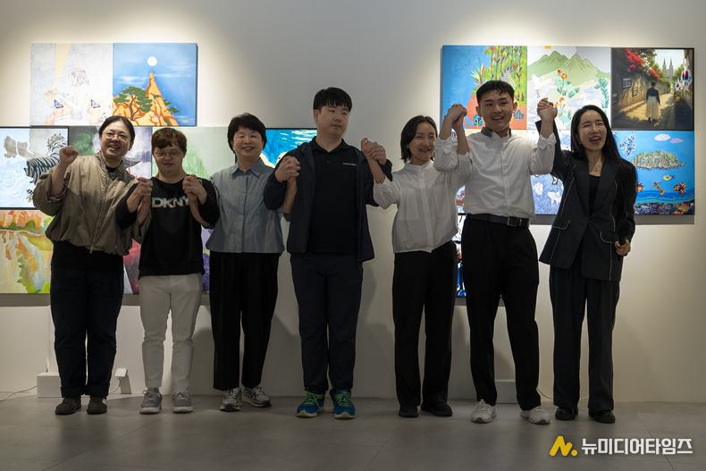 (사진 제공 = 케이리즈갤러리) 성공적인 전시와 앞으로의 여정을 다짐하는 세명의 작가와 어머니들 그리고 김현정 대표