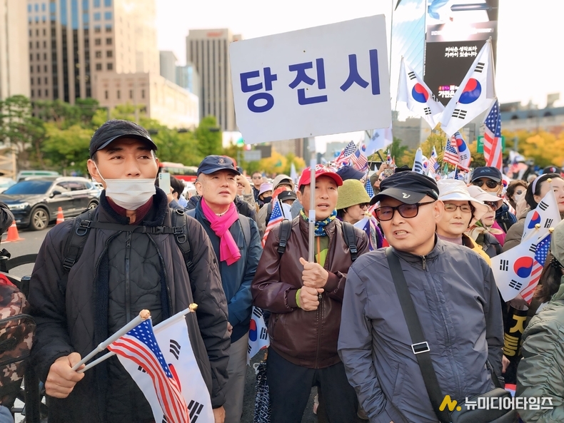 당찬 당진 애국시민, 광화문 국민대회 동참… "윤석열 대통령은 반드시 돌아온다!” 외치며 도심 행진
