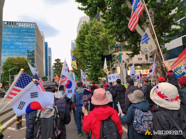 “윤석열 대통령은 반드시 돌아온다!”… 광화문 국민대회 10만 애국시민들의 외침