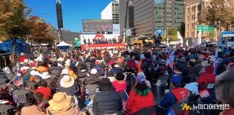 광화문 국민대회서 청년들의 절규, "학교서 거짓된 역사를 배웠다. 이승만·박정희 왜곡 교육 중단하라!”/ 출처=정의구현 박완석