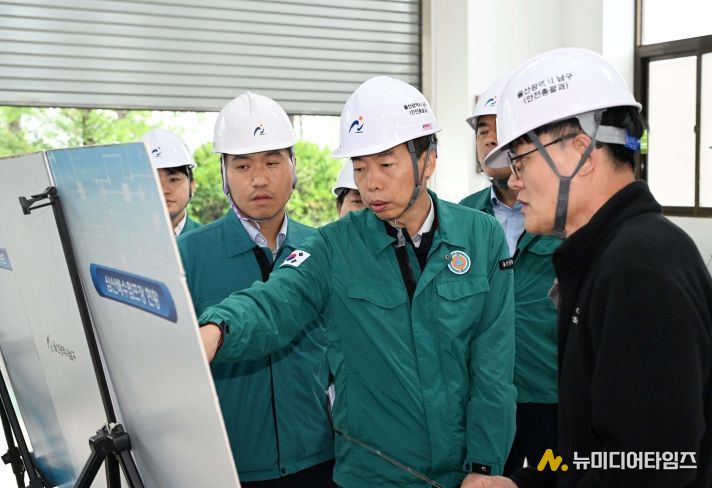 22일 이채권 남구부청장이 2025년 여름철 자연재난을 대비해 담당공무원과 함께 삼산배수펌프장 내 시설물의 이상유무를 점검하고 있다.