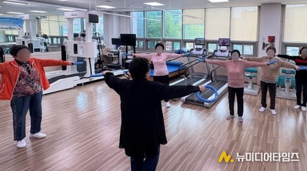 평택시 송탄보건소, 소도구 활용한 균형감각 향상 교실 운영