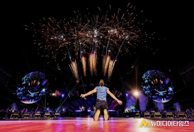 8년만에 고양에서 두번째 내한공연을 가진 콜드플레이 멤버(왼쪽부터 가이 베리맨, 윌 챔피언, 크리스 마틴, 존 버클랜드. =라이브네이션코리아 제공)