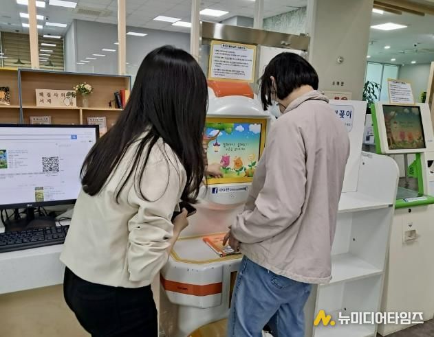 무인대출기를 활용해 대출·반납실습을 하고 있다.