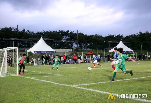 경주시가 2일부터 5일까지 4일간 알천축구장에서 ‘2025 화랑대기 U10&U9 축구 페스티벌’을 개최한다. 사진은 지난 대회 모습.