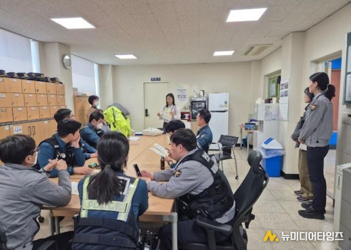 바로희망팀이 지구대에서 바로홍보팀 홍보를 하고 있다