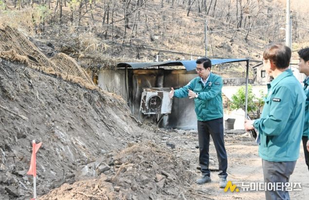 김광열 영덕군수가 산불 2차 피해 취약지역에 대한 긴급 현장점검에 나서고 있다.