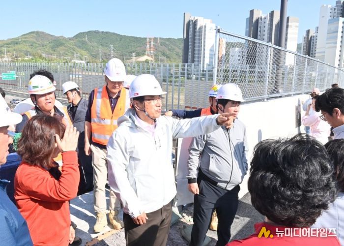 지난 4월 30일 이현재 하남시장이 관계자들과 함께 감일 제1육교 개통 전 현장점검에 나서고 있다.
