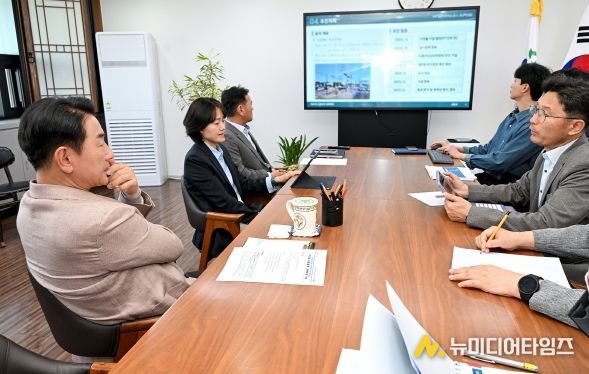 김동근 시장이 4월 30일 ‘제22차 교통정책 전략회의’를 진행하고 있다.