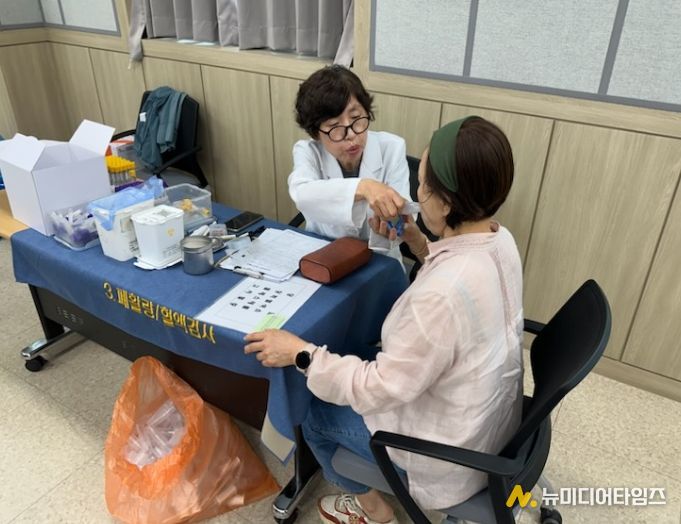 여성 농업인 특수건강검진을 받는 농업인의 모습