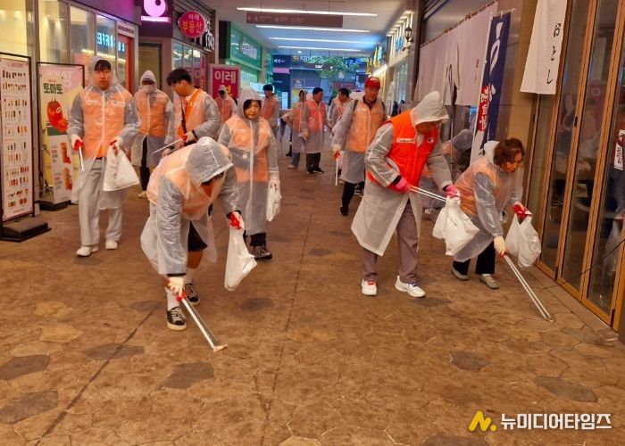 궂은 날씨에도 미사역 거리 정화 ‘미라클 줍모닝’을 위해 모인 봉사자들