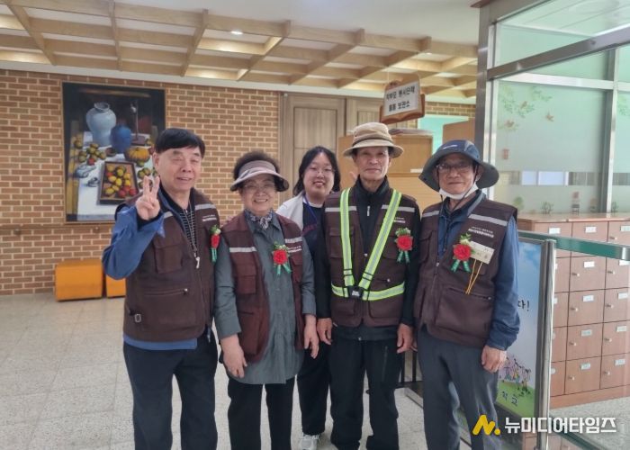 하남시감일종합사회복지관, 어버이날 맞이 노인일자리 참여 어르신께 카네이션 전달