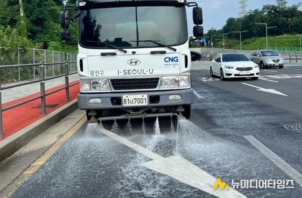 광진구, 제설차를 살수차로 전환, 폭염 대비 도로 물청소 강화!