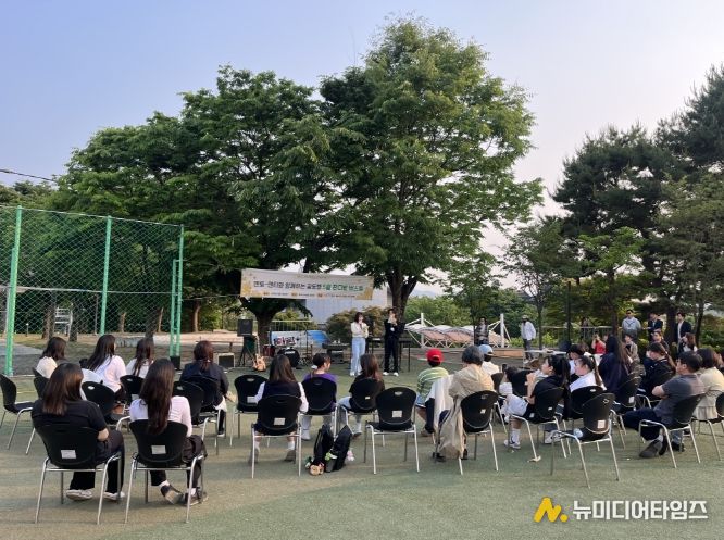 충주시학교밖청소년센터 잔디밭 버스킹