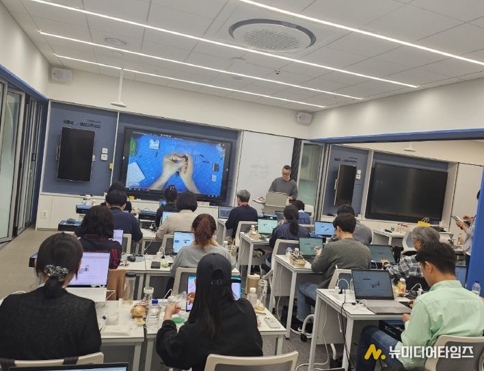 ‘Microsoft와 함께 하는 로봇코딩 AI융합교육’ 직무연수