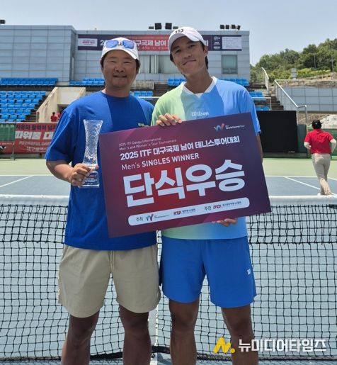 남지성 선수 개인단식 우승(왼쪽부터 최근철 감독, 남지성 선수)