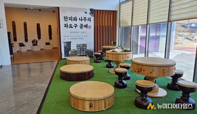 보성군, ‘차와 지역문화의 만남’ 주제로 하반기 전시 참여 작가 공모_‘한지와 나무의 차도구 공예’가 전시됐었다