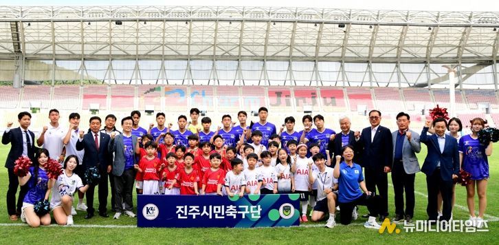 진주시민축구단, 홈 경기장 복귀전에서 3-0 대승