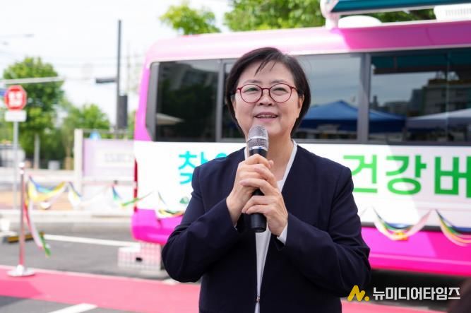 이순희 강북구청장이 지난 5일 강북구보건소에서 개최된 찾아가는 건강버스 개통식에서 인사말을 하고 있다.