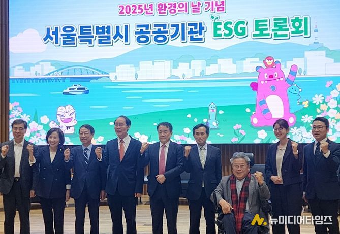 이숙자 운영위원장(왼쪽 두 번째 위치)이 기념촬영을 하고 있다.