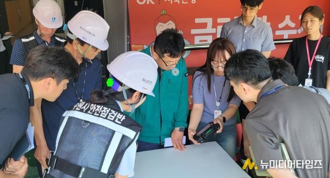 김현수 수원시 제1부시장(사진 가운데), 점검 담당자들이 KT위즈파크에서 드론을 활용해 점검을 하고 있다.