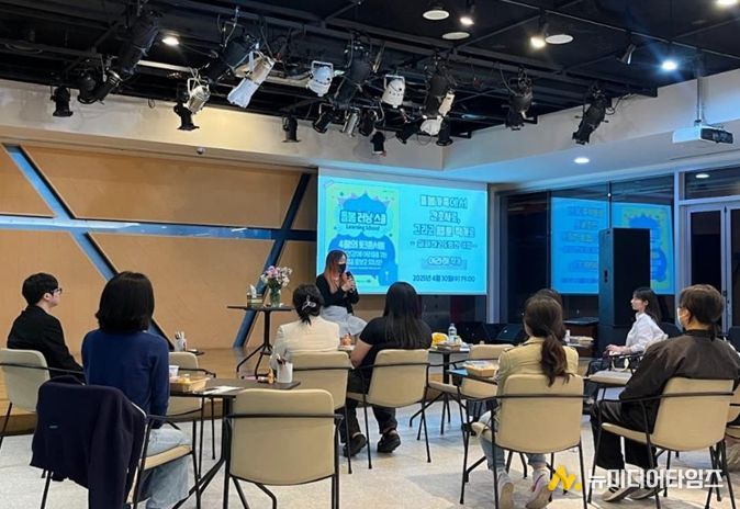 4월 30일, 홍대입구역 인근 청년문화공간JU에서 이라하 작가가 정신질환과 돌봄의 우선순위에 대해 이야기하고 있다.